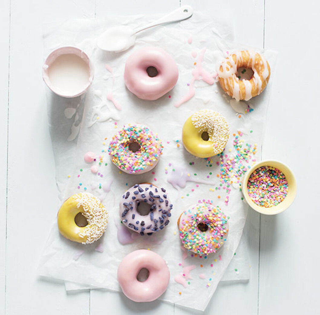 <em>Recept: <a href="http://www.carnetsparisiens.com/2014/09/28/donuts/" target="_blank" rel="noopener">Carnets Parisiens</a></em> 05. glazed_doughnuts