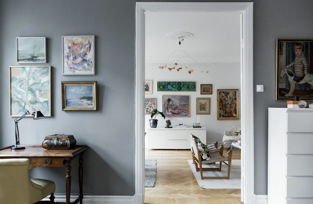 Foto: <a href="https://www.instagram.com/cimek/" target="_blank" rel="noopener">Cim Ek</a> Styling: <a href="https://www.instagram.com/studiocuvier/" target="_blank" rel="noopener">Studio Cuvier</a> för <a href="https://www.instagram.com/alvhem/" target="_blank" rel="noopener">Alvhem</a>/mäklare: Magnus Vansvik Grå matt vägg med tavlor. Tavelvägg och oljemålningar.