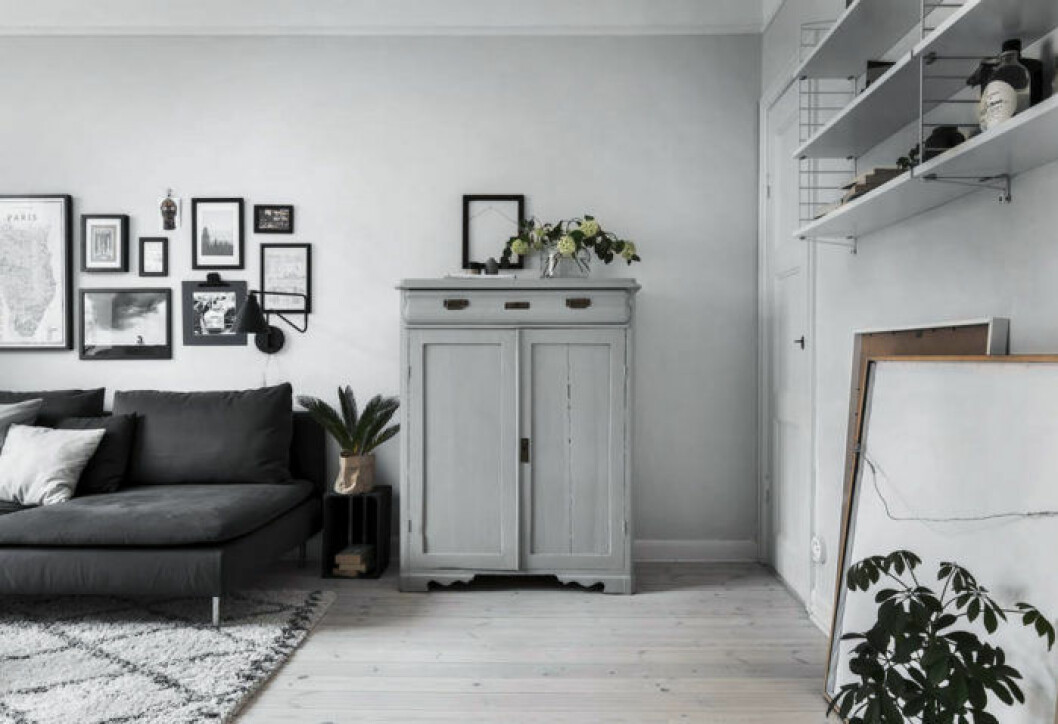 Ljusgrå vägg och ljusgrå förvaringsmöbel