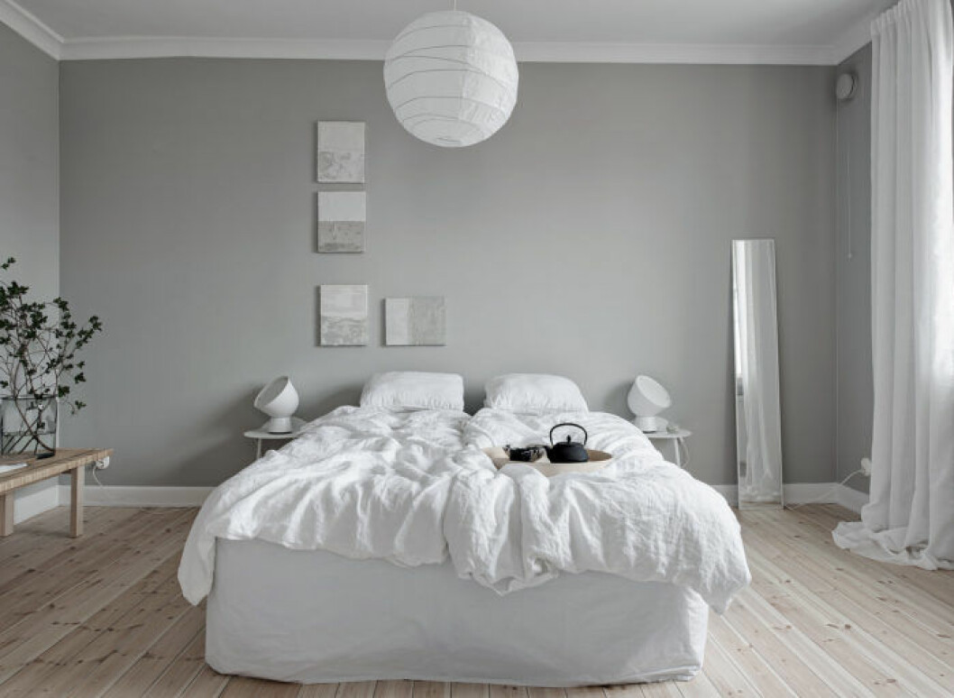 Foto: <a href="https://www.instagram.com/se360.se/" target="_blank" rel="noopener">Fredrik J. Karlsson</a> Styling: <a href="https://www.instagram.com/sarahwidman/" target="_blank" rel="noopener">Team Sarah Widman</a> för <a href="https://www.instagram.com/alvhem/" target="_blank" rel="noopener">Alvhem</a>/mäklare: Sandra Guerrero Sovrum med ljusgrå målade väggar.