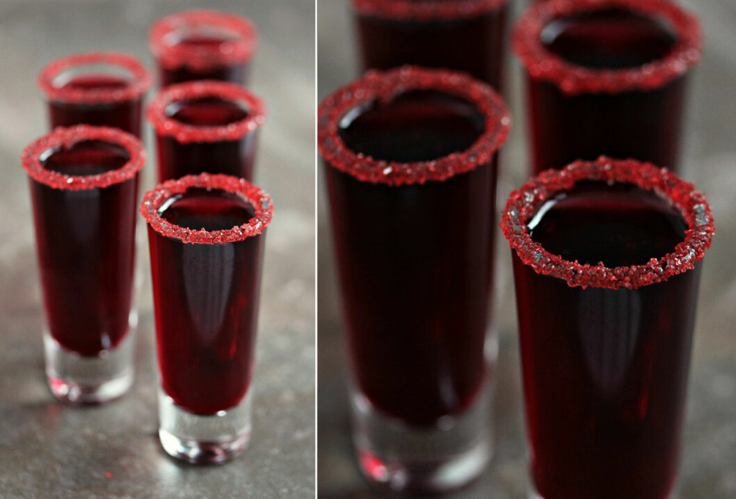 Blodröd sangriabål. Blodröd sangriabål.