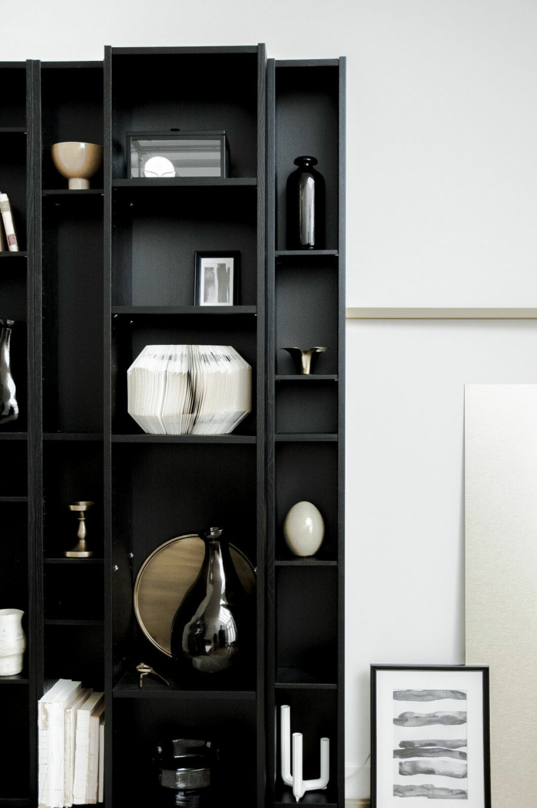 Foto: <a href="http://blog.aprilandmay.com/2017/03/billy-closet-for-ikea/" target="_blank" rel="noopener">April and May</a> Platsbyggd flyttbar hylla