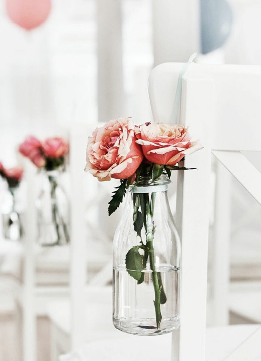 Foto via: <a href="http://www.brit.co/ikea-wedding-hacks/" target="_blank" rel="noopener">Brit + Co</a> Blommor dukning bröllop
