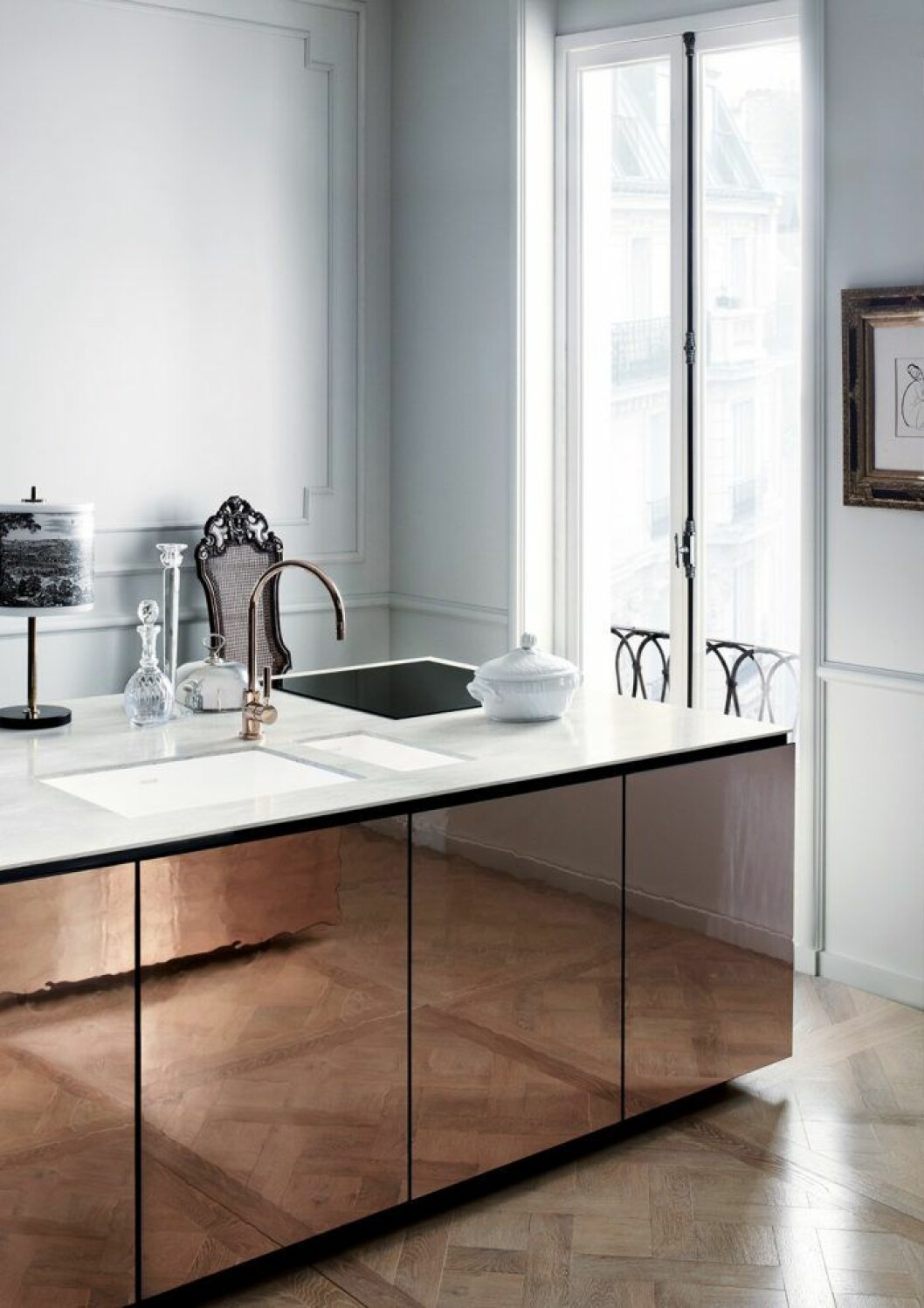 Foto: <a href="http://www.archiproducts.com/en/products/248060/1-1-2-bowl-undermount-corian-sink-corian-spicy-dupont-de-nemours-italiana-dupont-building-innovations.html" target="_blank" rel="noopener">Archiproducts</a> Blanka ytor gör att ljuset reflekteras.