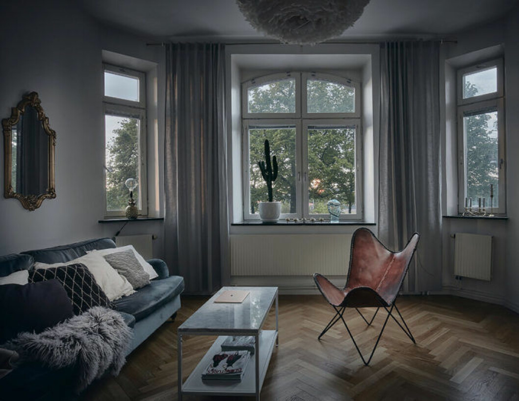 Foto: Anders Bergstedt för <a href="https://www.instagram.com/entrancemakleri/" target="_blank" rel="noopener">Entrance mäkleri</a>/mäklare: Jonathan Liljegren Vardagsrum med soffa i sammet och en designerstol