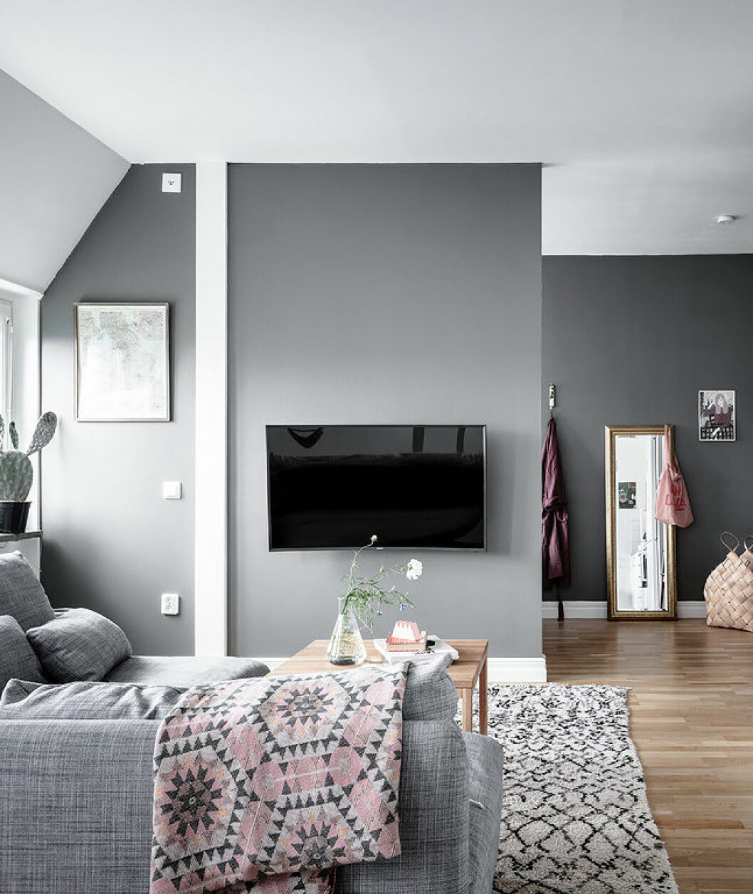 Med möbler, färger, inredningsdetaljer och olika placeringsalternativ kan du får tv:n att kännas som en del av helheten. Foto: Anders Bergstedt Styling: Catarina Skoglund för <a href="https://www.instagram.com/entrancemakleri/" target="_blank" rel="noopener">Entrance mäkleri</a>/mäklare: Erika Bergholm Inredningstips för tv:n.