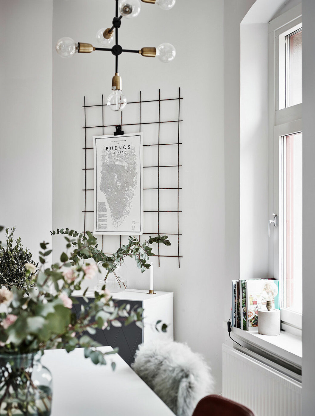 Foto: <a href="https://www.instagram.com/fotografanders/" target="_blank" rel="noopener">Anders Bergstedt</a> för <a href="https://www.instagram.com/entrancemakleri/" target="_blank" rel="noopener">Entrance mäkleri</a>/mäklare: Erika Bergholm Fotoförvaring på vägg