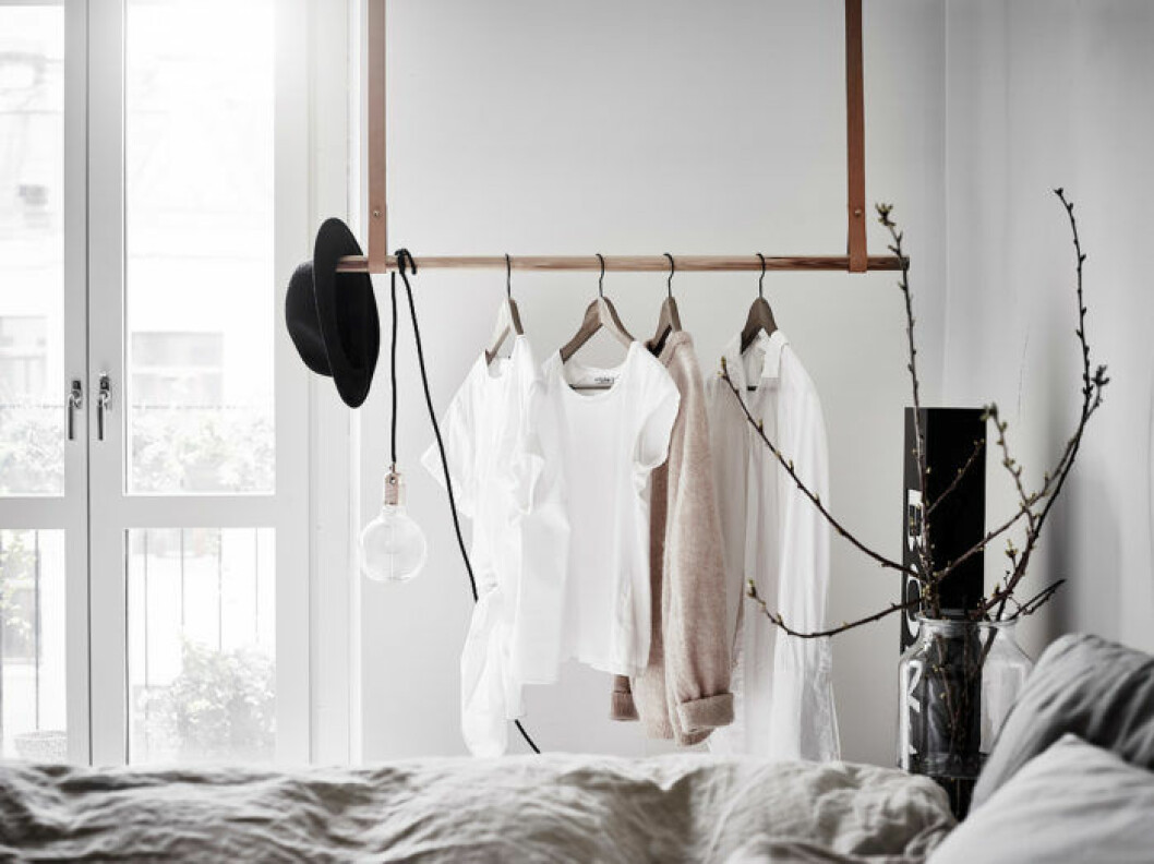 Foto: <a href="https://www.instagram.com/fotografanders/" target="_blank" rel="noopener">Anders Bergstedt</a> för <a href="https://www.instagram.com/entrancemakleri/" target="_blank" rel="noopener">Entrance mäkleri</a>/mäklare: Erika Bergholm Sovrum med klädställning som hänger ner från taket med läderremmar.