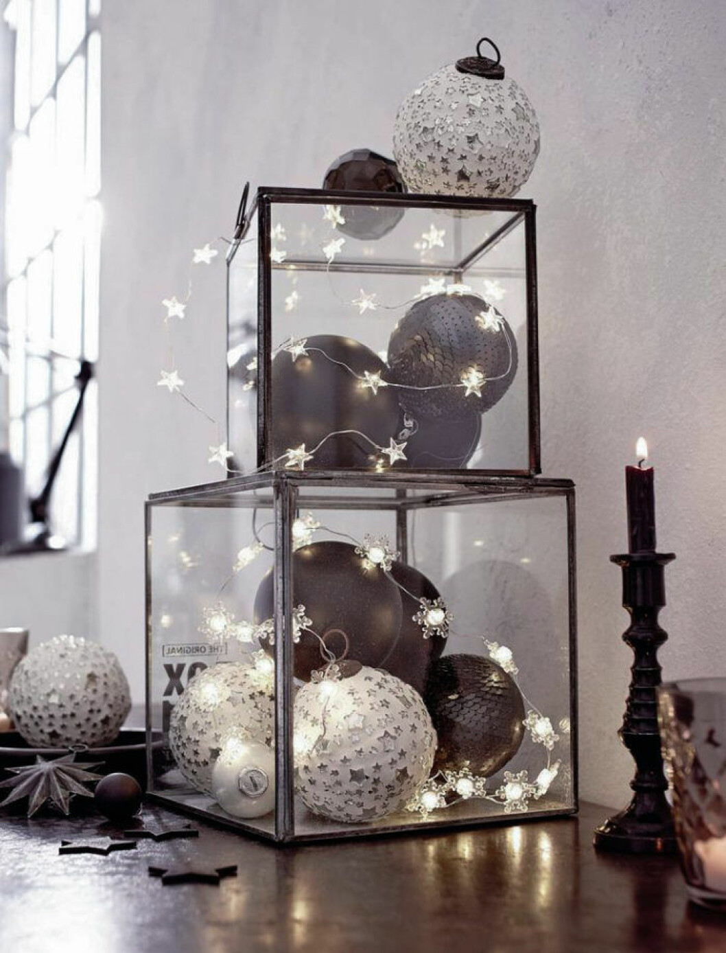 Foto via: Christmas around the world Ljusslinga samt julgranskulor i en glasburk