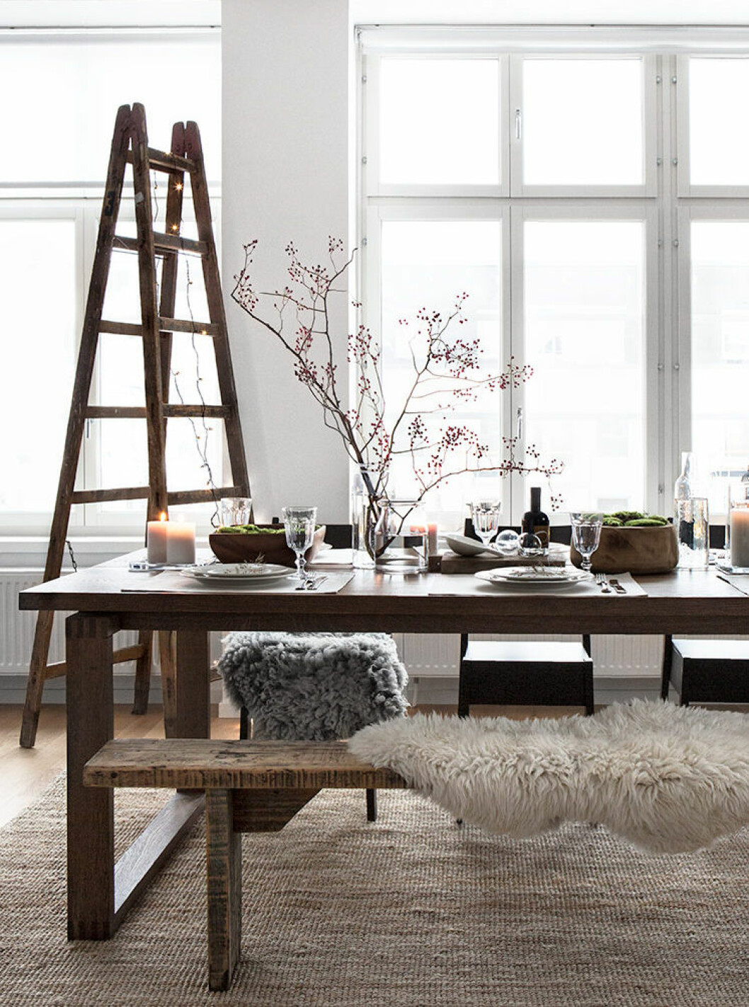 Foto: <a href="http://www.annamalmbergphoto.com/" target="_blank" rel="noopener">Anna Malmberg</a> Styling: <a href="https://stilinspiration.elledecoration.se/" target="_blank" rel="noopener">Pella Hedeby</a> för <a href="http://livethemma.ikea.se/rustik-vinterdukning/" target="_blank" rel="noopener">Ikea Livet hemma</a> Ljusgråa plädar i ett rum inrett i naturnära toner