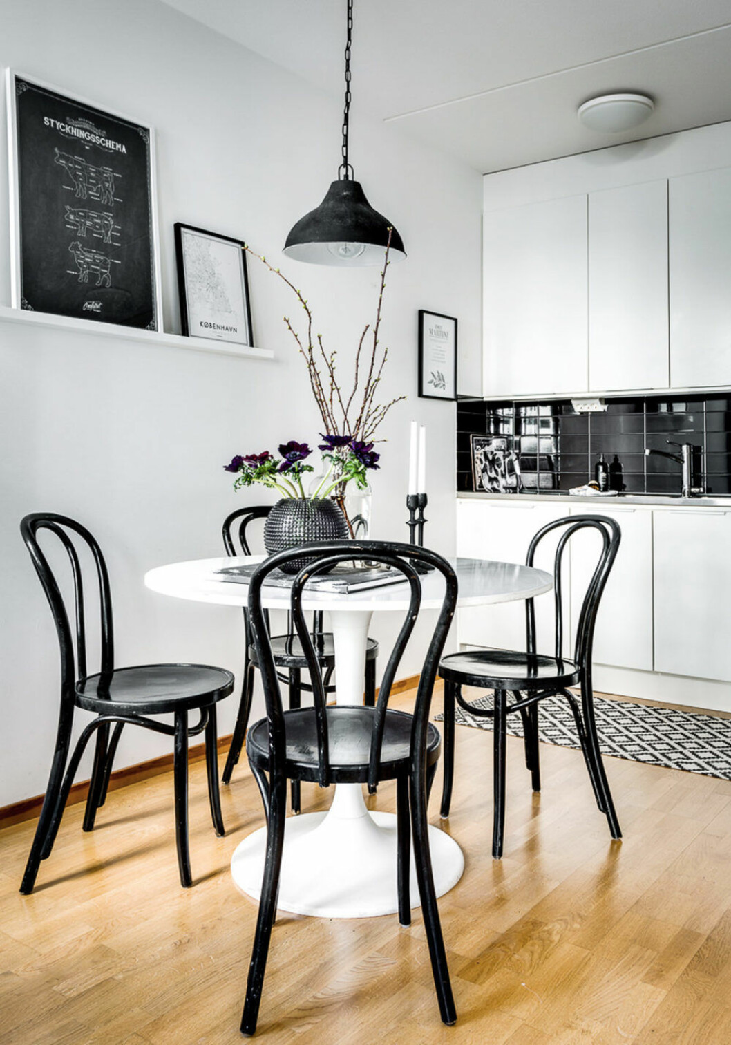 Foto: Henrik Nero för <a href="https://www.instagram.com/alexanderwhitesthlm/" target="_blank" rel="noopener">Alexander White</a>/mäklare: Johan Franzon Kvistar i en vas på ett runt matbord