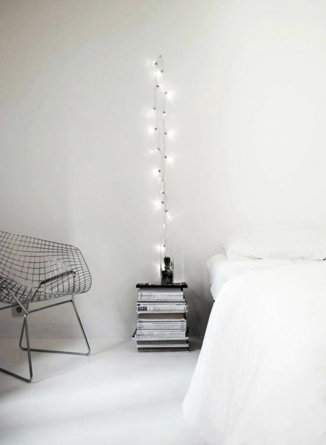 Foto via: <a href="http://www.digsdigs.com/how-to-use-string-lights-for-your-bedroom-32-ideas/" target="_blank" rel="noopener">Digs digs</a> 05. ljusslingor-sovrum
