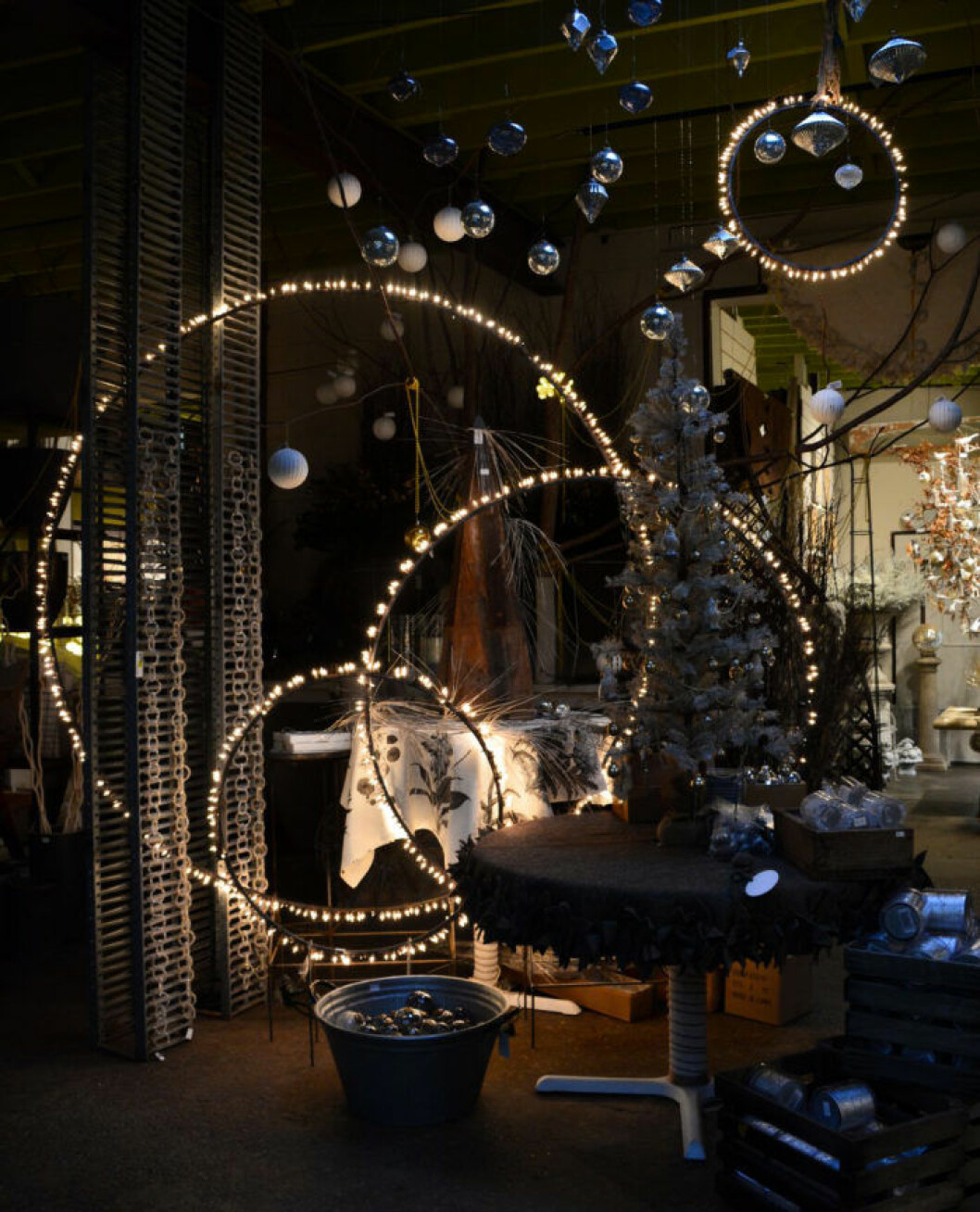 Foto via: <a href="http://indulgy.com/post/vjiQ3rydh2/spray-paint-hula-hoops-black-string-lights-o" target="_blank" rel="noopener">Indulgy</a> Rockringar med ljusslingor runtom