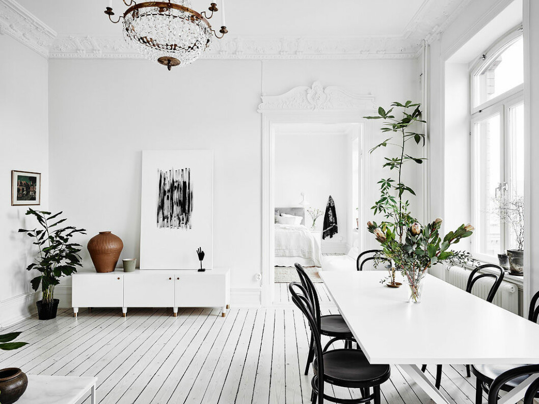 Foto: Anders Bergstedt Styling: Anna Furbacken för <a href="https://www.instagram.com/entrancemakleri/" target="_blank" rel="noopener">Entrance mäkleri</a>/mäklare: Erika Bergholm Vitlasserat golv