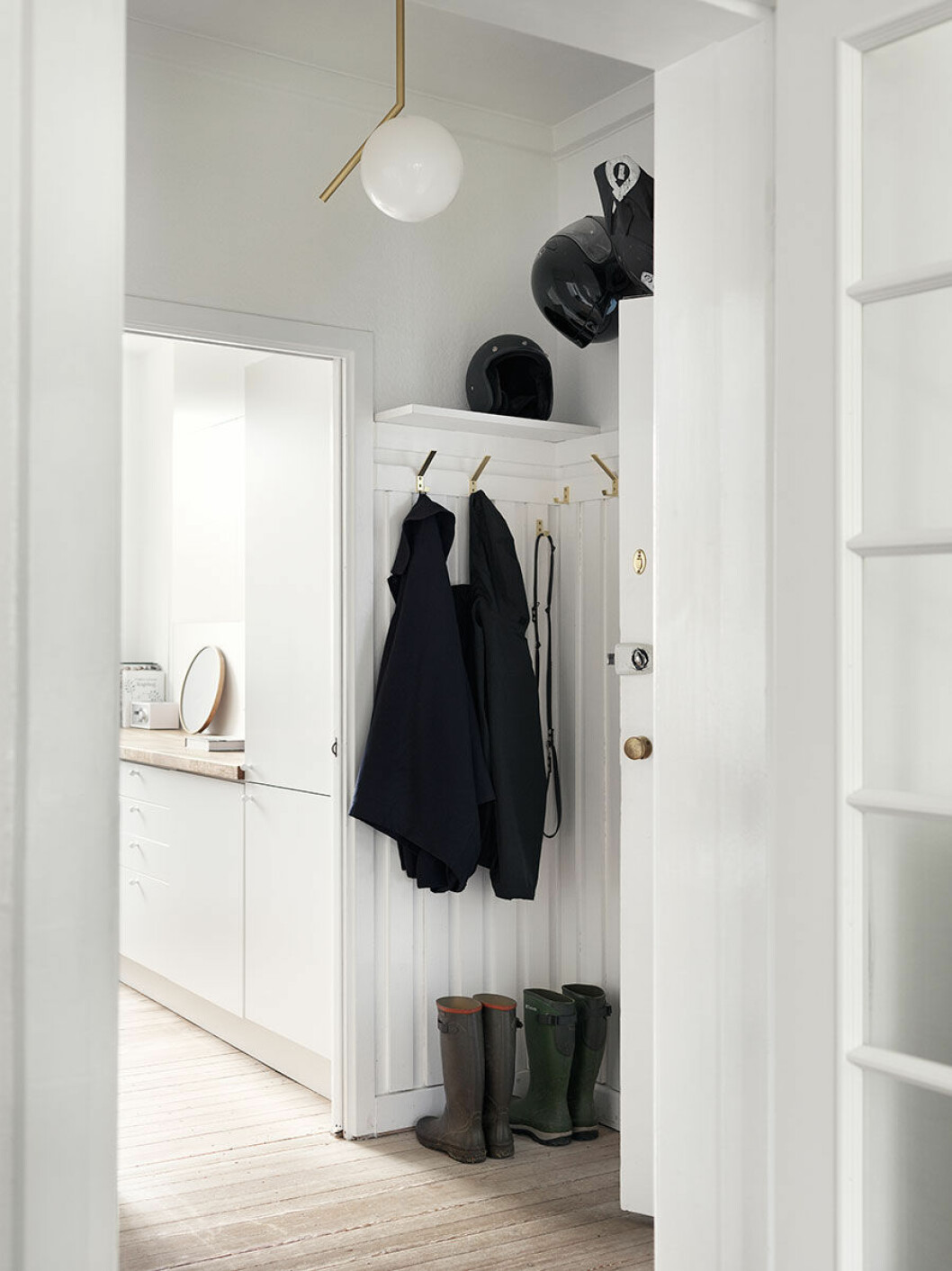 Foto: Petra Bindel Styling: Emma Persson Lagerberg Syns i: ”<a href="https://www.elle.se/decoration/sparsmakat-i-kopenhamn-med-inspiration-fran-japansk-wabi-sabi/" target="_blank" rel="noopener">Sparsmakat i Köpenhamn – inspirerat av wabi-sabi</a>” Hall i skandinavisk stil med taklampa från Flos.