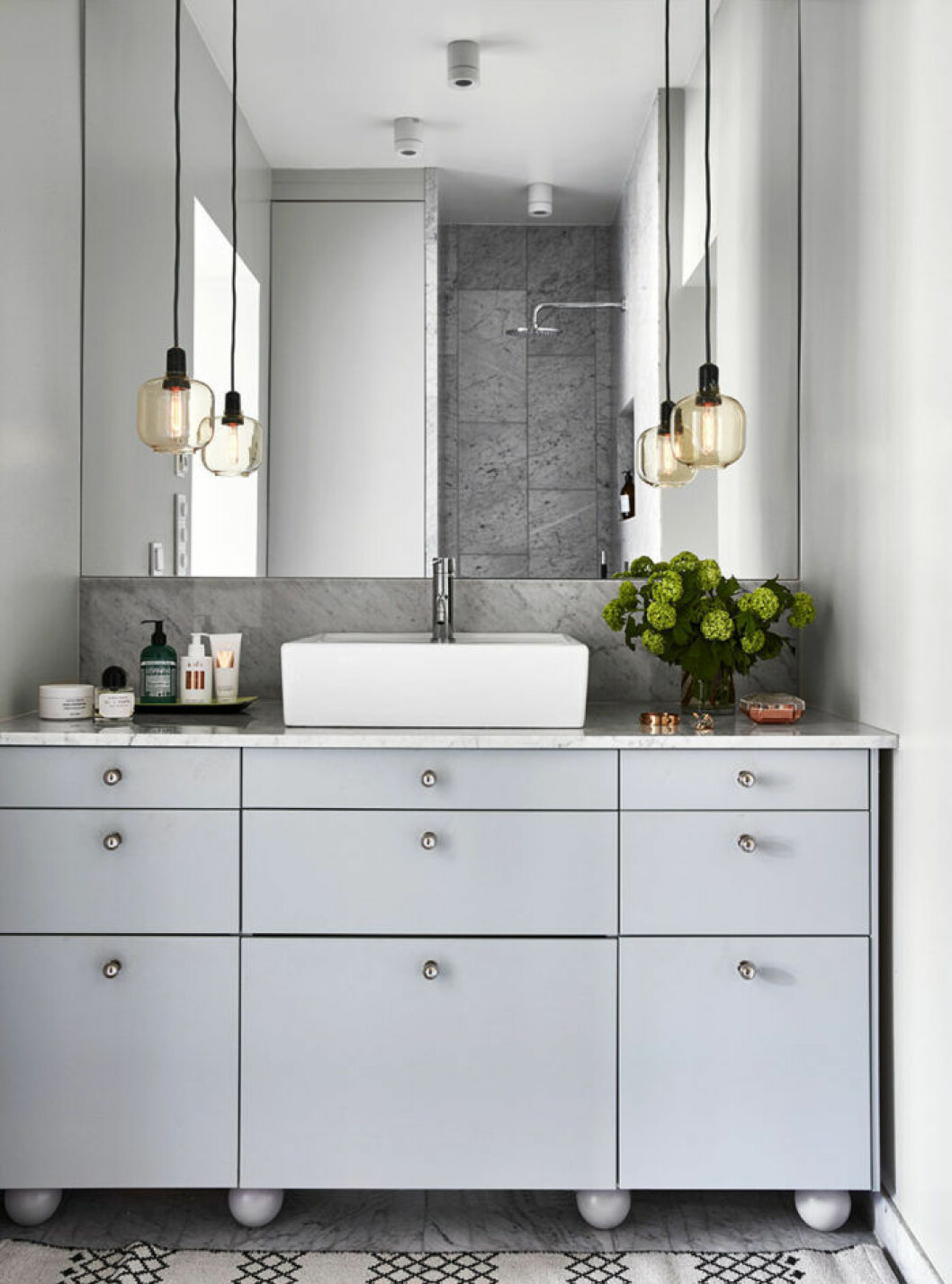 Foto: Jonas Gustavsson Styling: <a href="http://www.honeysuckle.se/" target="_blank" rel="noopener">Charlotte Frey Svidén</a> Syns i: ”<a href="https://www.elle.se/decoration/sobert-och-smakfullt-med-ett-helt-fantastiskt-kok/" target="_blank" rel="noopener">Säker och smakfull stilmix – och ett fantastiskt kök</a>” Ljusgrått badrum med snittblommor