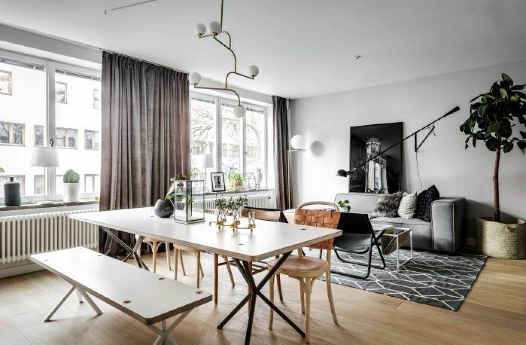 Foto: Henrik Nero Styling: Stylingbolaget för <a href="http://www.mohv.se/" target="_blank" rel="noopener">MOHV</a> Matplats med fyra stolar på ena sidan och en bänk på den andra.