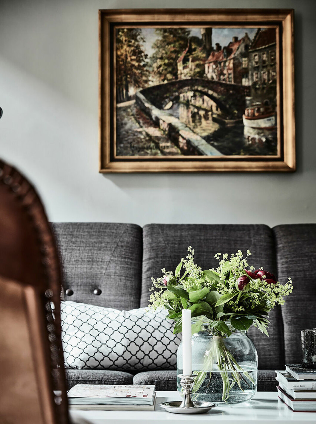 Foto: <a href="http://www.andersbergstedt.com/" target="_blank" rel="noopener">Anders Bergstedt</a> för <a href="http://entrancemakleri.se/" target="_blank" rel="noopener">Entrance</a> Oljemålning över soffan i vardagsrummet