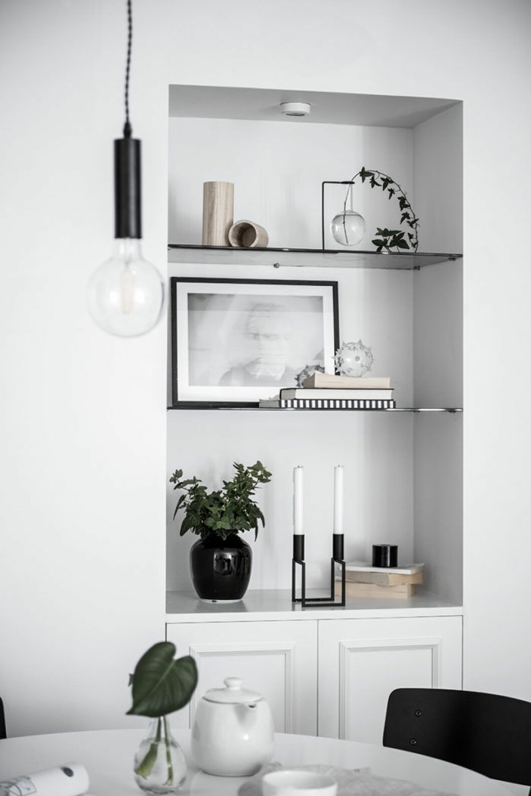 Foto: <a href="https://www.instagram.com/elisabethphotography/" target="_blank" rel="noopener">Elisabeth Daly</a> Styling: <a href="https://www.instagram.com/designtherapy.se/" target="_blank" rel="noopener">Design Therapy</a> för <a href="https://www.instagram.com/bosthlm_realestate/" target="_blank" rel="noopener">Bo Sthlm fastighetsmäklare</a>/mäklare: Cecilia Heikkilä Ha det vackra synligt.