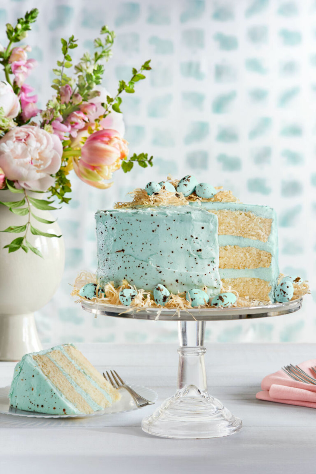 Tårta med spräckliga nougatägg. Foto via: <a href="http://www.countryliving.com/food-drinks/a37893/easter-speckled-malted-coconut-cake-recipe/" target="_blank" rel="noopener">Country living </a> Tårta med spräckliga nougatägg.