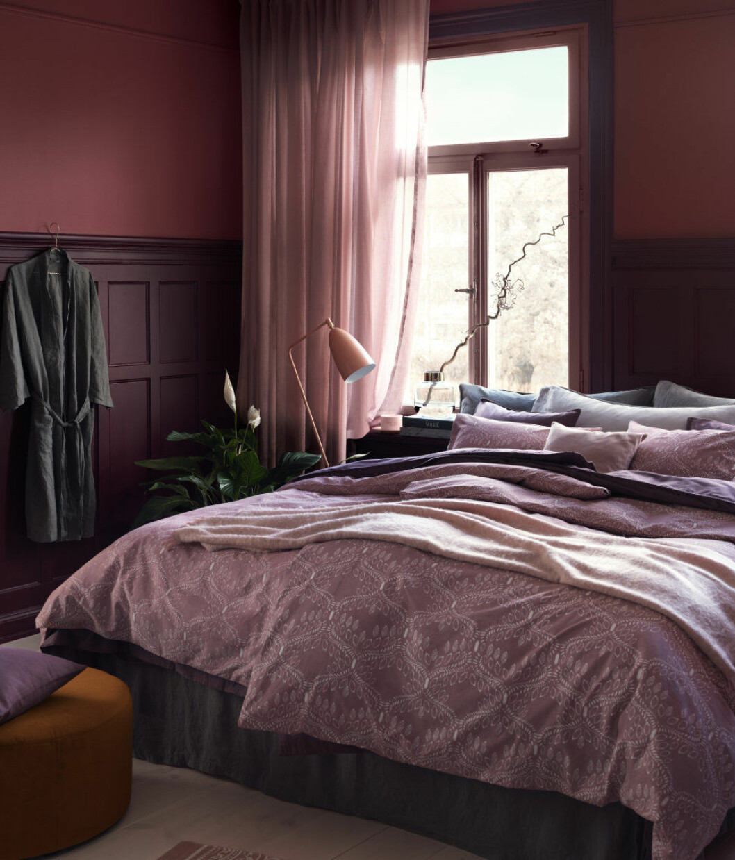 Foto: <a href="http://www.hm.com/se/department/HOME" target="_blank" rel="noopener">H&M Home</a> Vinrött på väggarna.