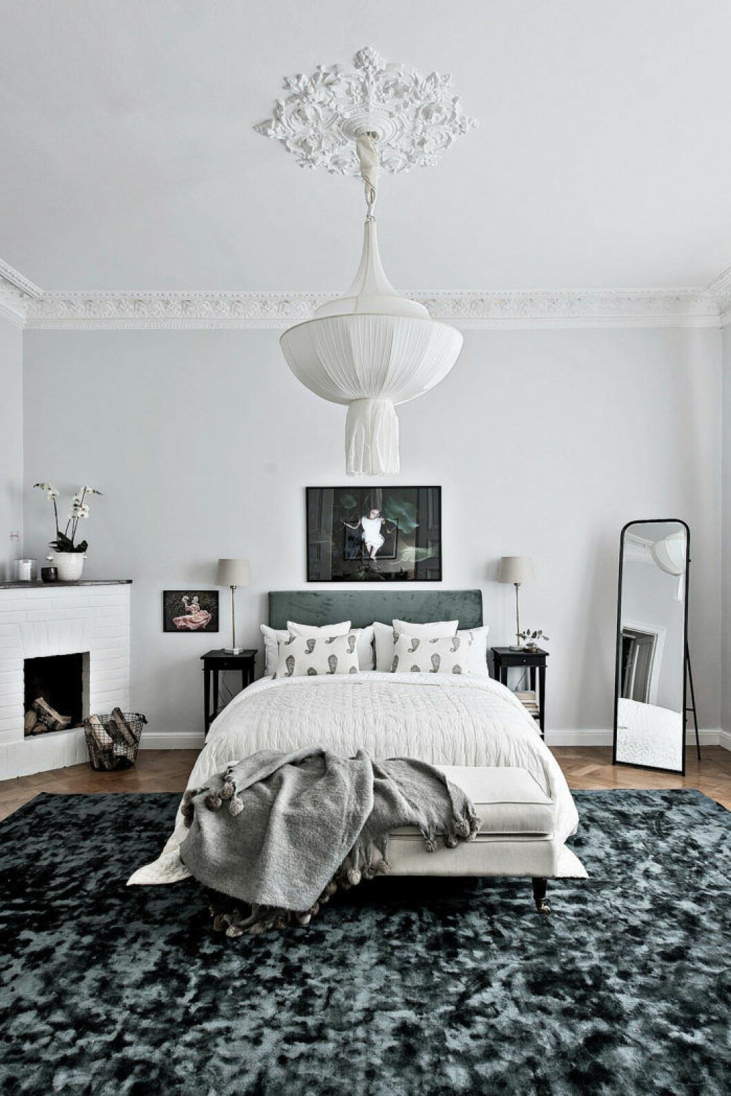 Foto: Maria Sahlander Stylist: By Bon för <a href="http://www.bjurfors.se/" target="_blank" rel="noopener">Bjurfors</a>/mäklare: Sandra Stals Sovrum med en stor dekorativ matta och en fin lampa i tyg