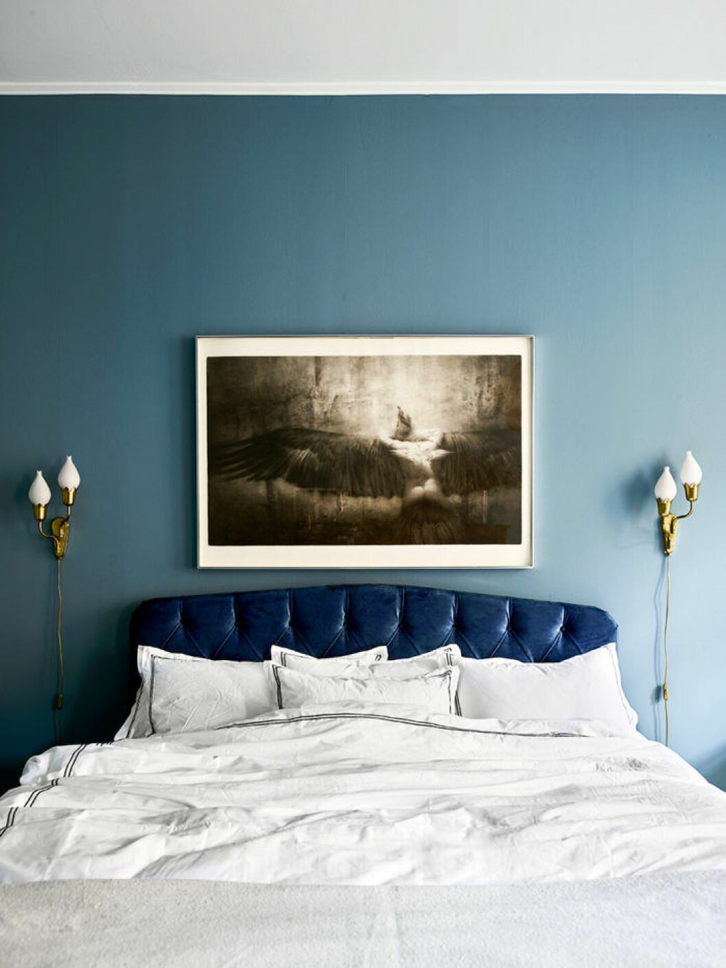 Foto: <a href="http://www.andrea-papini.com/" target="_blank" rel="noopener">Andrea Papini </a>Styling: <a href="http://www.sasaantic.com/" target="_blank" rel="noopener">Saša Antic</a> Syns i: ”<a href="https://www.elle.se/decoration/kika-in-i-var-nya-bloggare-amelia-widells-drommiga-hem/" target="_blank" rel="noopener">Kika in i Amelia Widells magiska hem</a>” Sänggavel i mörkblå sammet