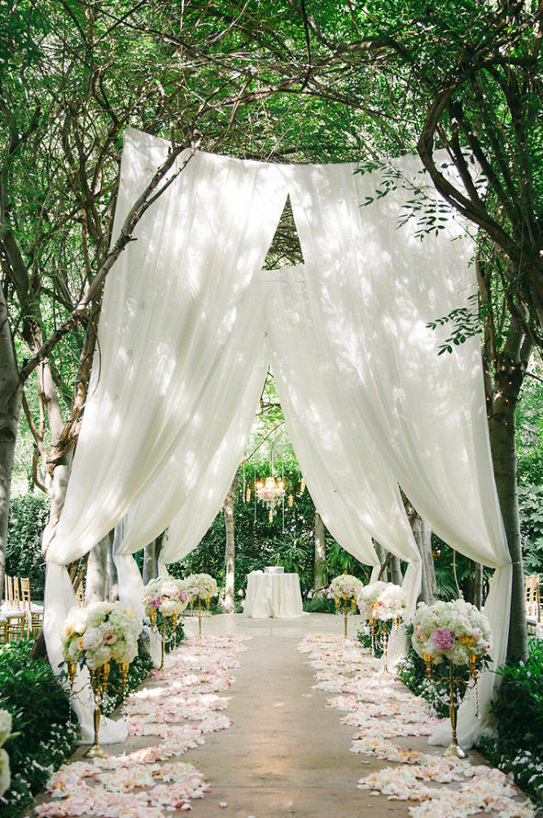 Foto via: <a href="https://www.elegantweddinginvites.com/wedding-blog/48-most-inspiring-garden-inspired-wedding-ideas/" target="_blank" rel="noopener">Elegant wedding invites</a> Bröllopsdetaljer, tyg vis altargången.