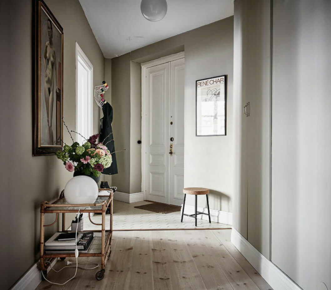 Foto: Anders Bergstedt för <a href="https://www.instagram.com/entrancemakleri/?hl=en" target="_blank" rel="noopener">Entrance mäkleri</a>/mäklare: Erika Bergholm Hall med naturnära kulör