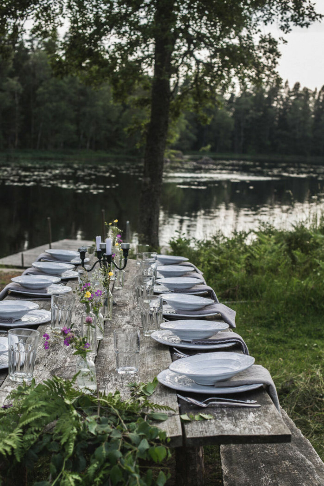 Foto: Freckle and wulff ett rustikt bord intill sjön