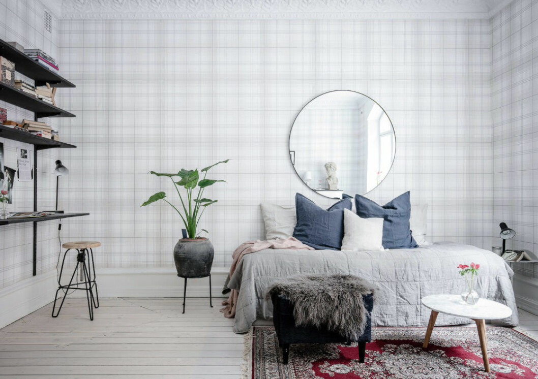 Foto: Anders Bergstedt Styling: Pernilla Algede/House of Beatniks för <a href="https://www.instagram.com/alvhem/" target="_blank" rel="noopener">Alvhem</a>/mäklare: Sandra Guerrero Använd en bäddsoffa för att effektivisera förvaringen.