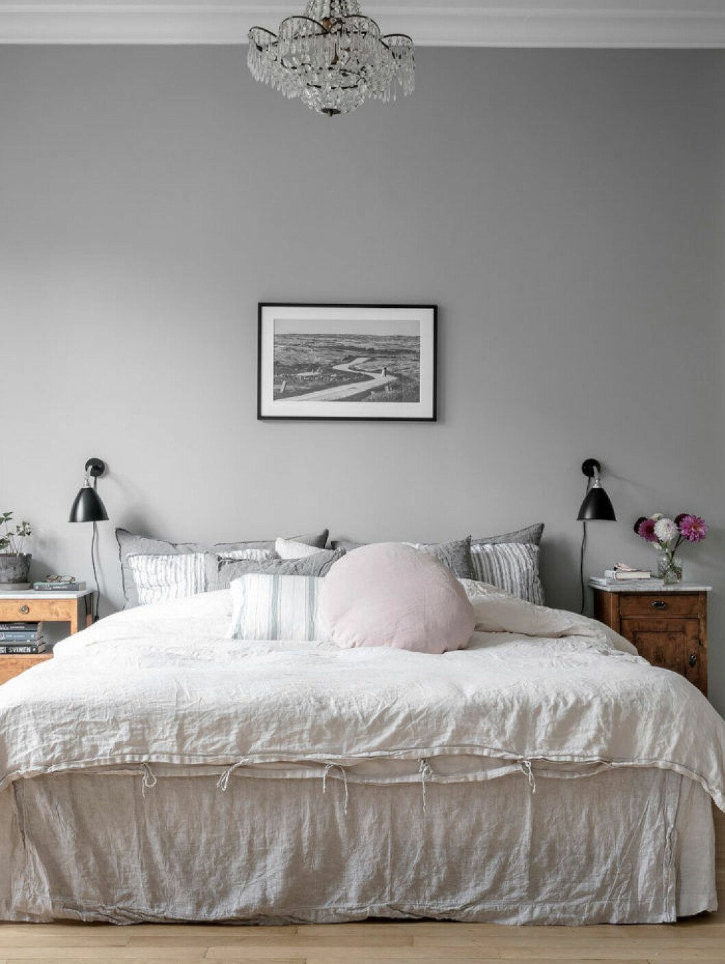 Foto: Anders Bergstedt Styling: Johanna Bradford för <a href="https://www.instagram.com/alvhem/" target="_blank" rel="noopener">Alvhem</a>/mäklare: Sara Wibréus Ljusgrått sovrum