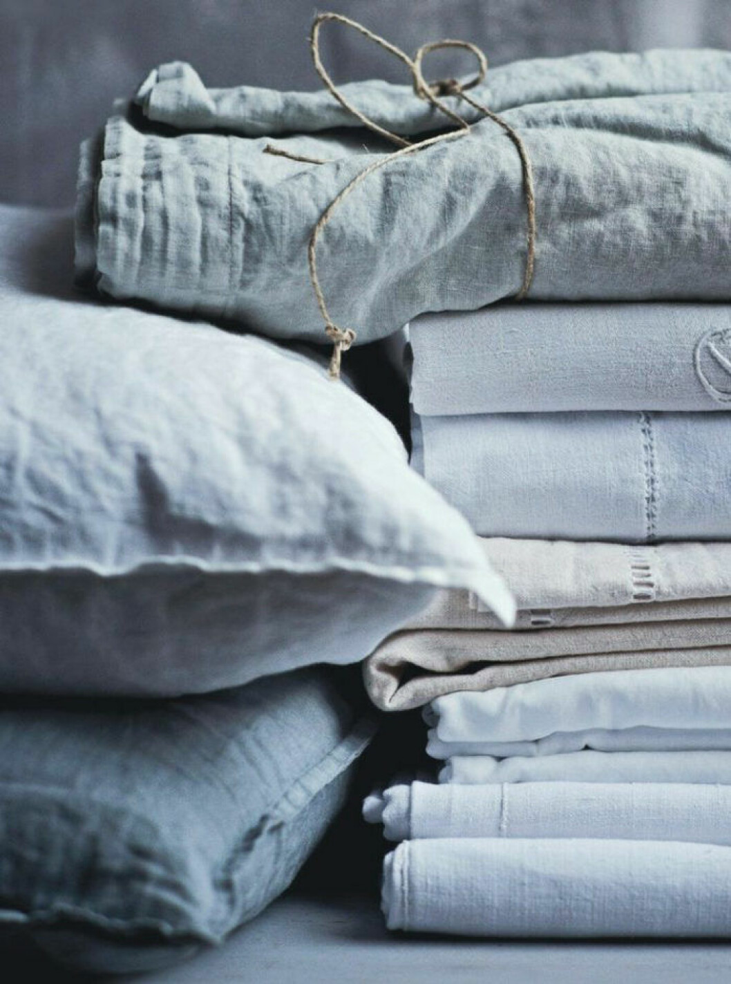 Foto via: <a href="http://www.honeykennedy.com/2014/03/lovely-linen/" target="_blank" rel="noopener">Honey Kennedy</a> Du bör tvätta sängkläderna varannan vecka.