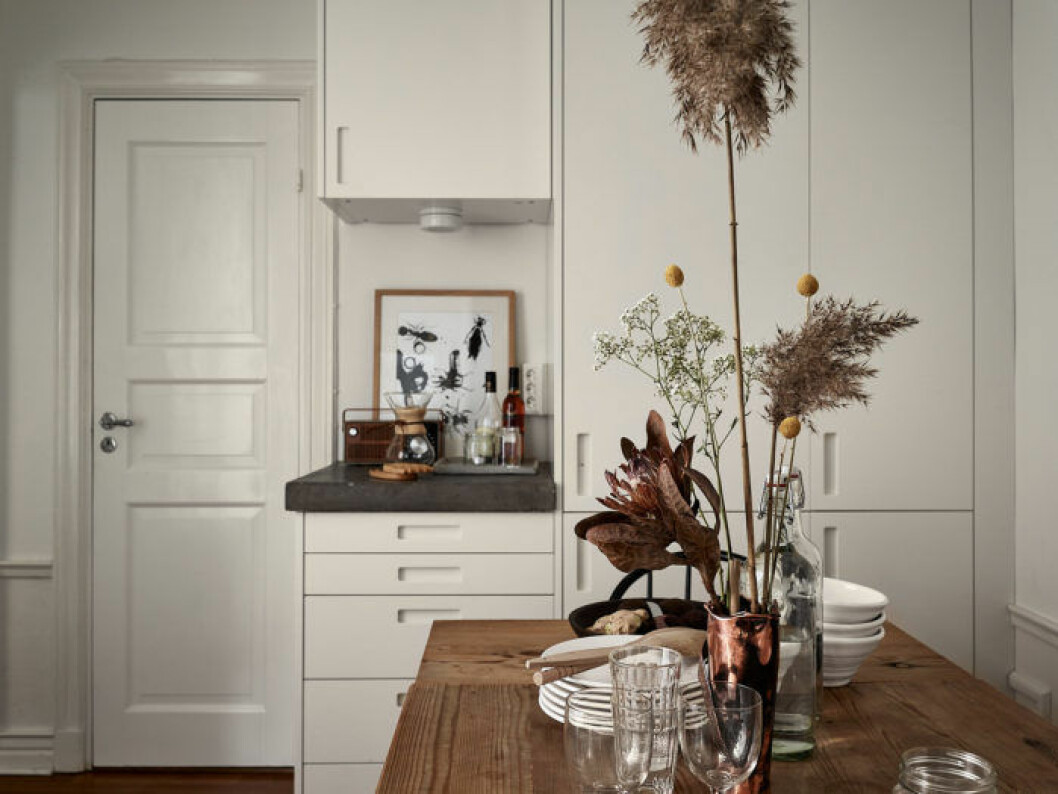 Foto: Fredric Boukari Styling: Åsa Copparstad för <a href="https://www.instagram.com/historiskahem/" target="_blank" rel="noopener">Historiska hem</a>/mäklare: Björn Schumacher Trendiga torkade blommor på köksbord i trä.