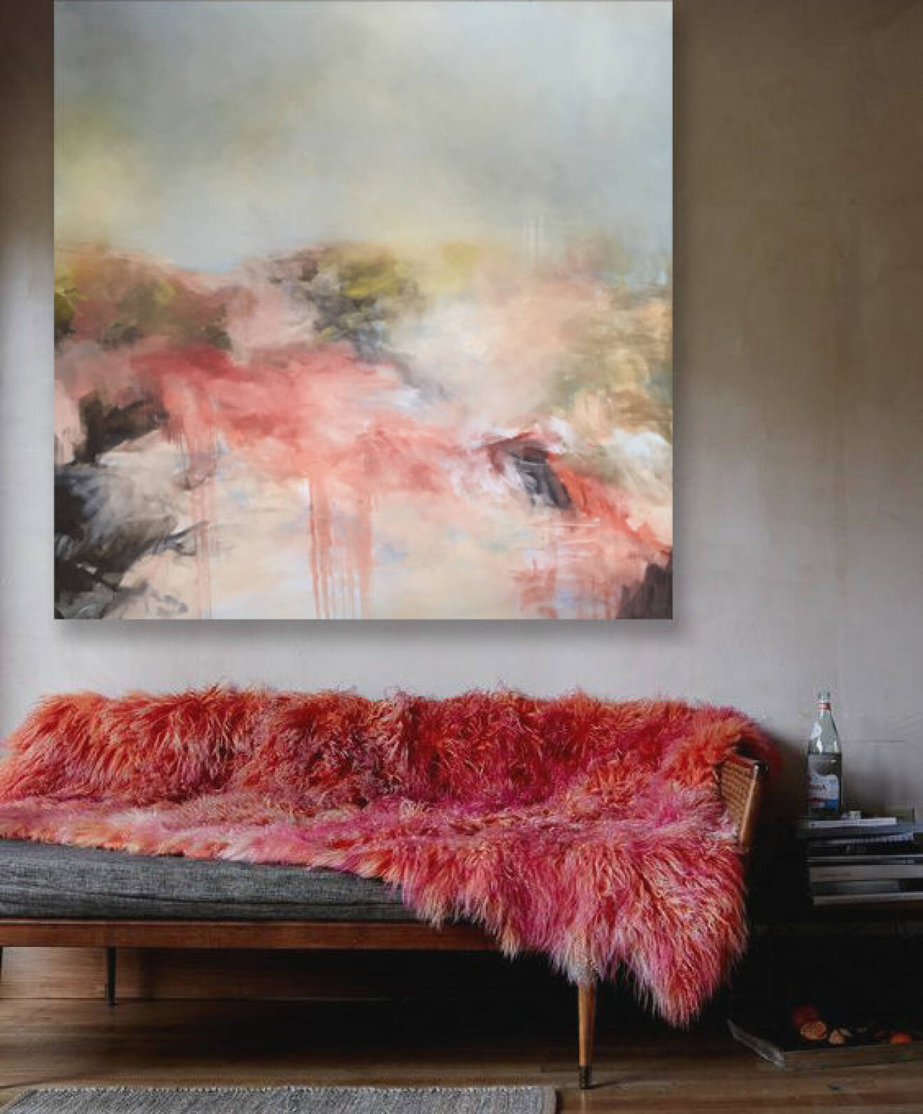 Stor vacker och färgglad oljemålning över en nätt soffa