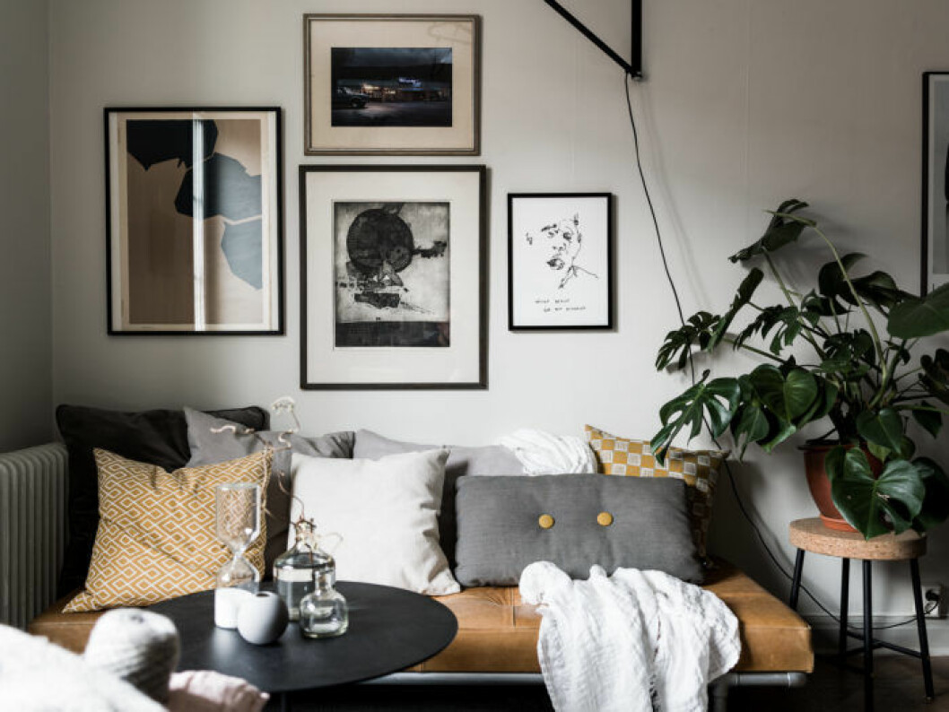 Foto: Johan Spinnell Styling: Lindholm för <a href="https://www.instagram.com/historiskahem/" target="_blank" rel="noopener">Historiska hem</a>/mäklare: Mattias Öhman Naturnära vardagsrum med senapsgul som accentfärg