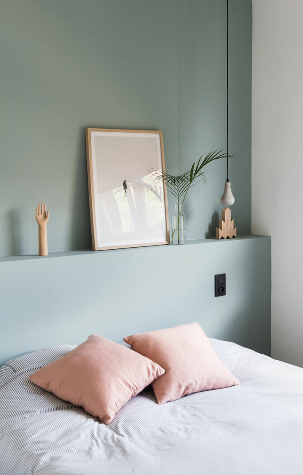 Foto: <a href="http://www.roomin.be/en/inspirations/d/detail/colour-s-creeping-in" target="_blank" rel="noopener">Roomin</a> Sovrum med mintgröna väggar och rosa kuddar