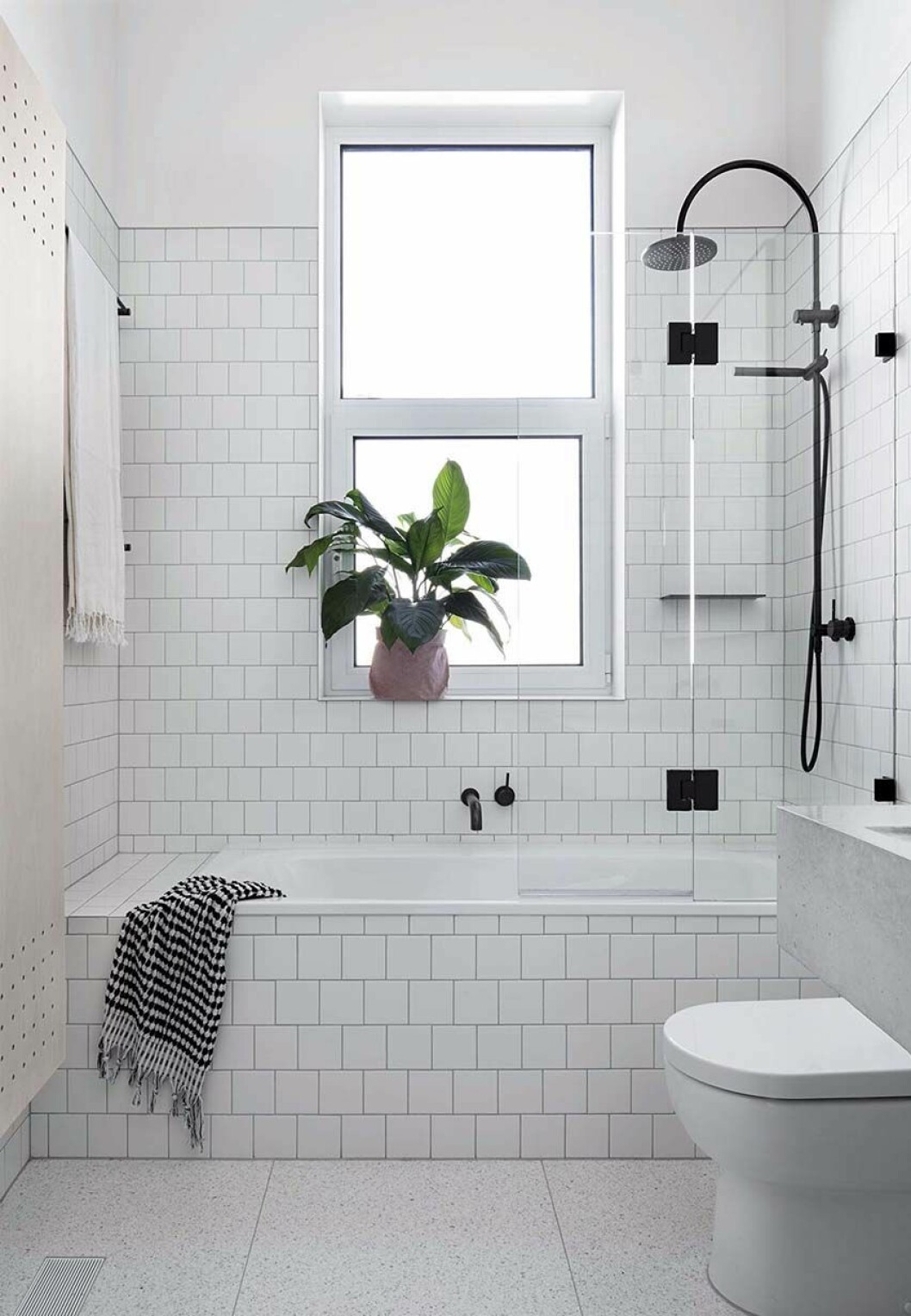 Foto: <a href="http://www.concretebykeenan.com.au/project/claire/" target="_blank" rel="noopener">Concrete by Keenan</a> Inkaklat badkar