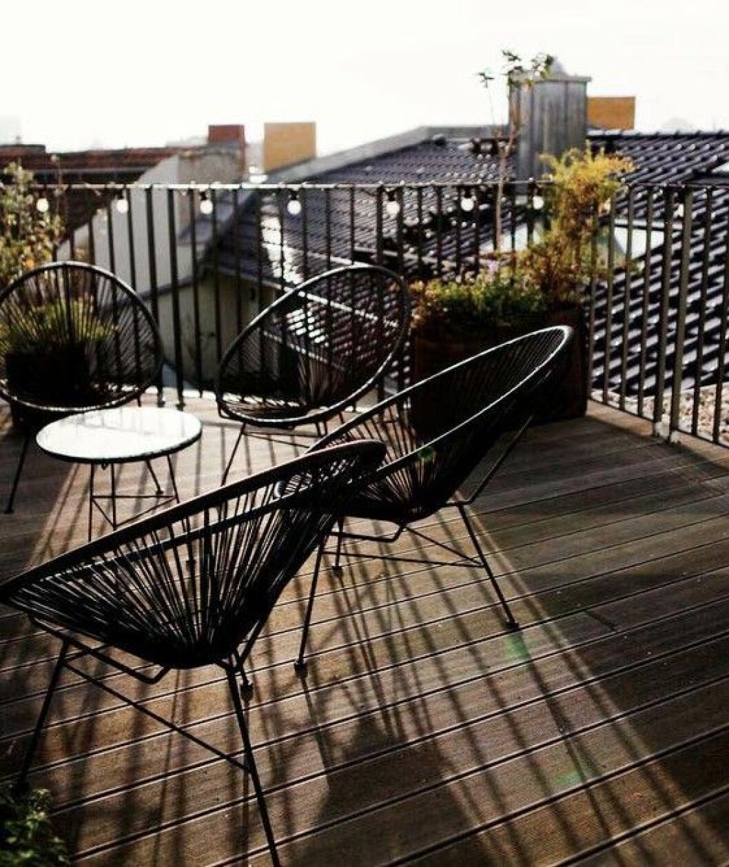 Via: <a href="http://www.mydomaine.com/gorki-apartments-berlin/slide19" target="_blank" rel="noopener">My Domaine</a> Takterass med fåtöljer.