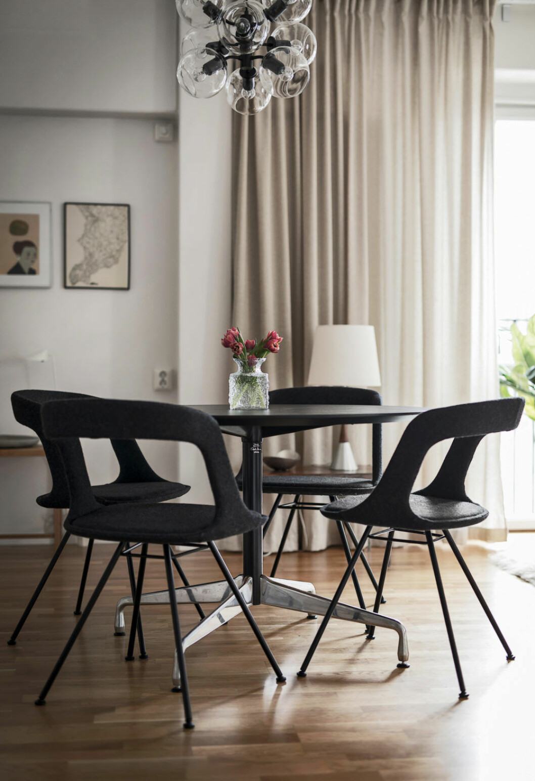 Foto: Adam Helbaoui/<a href="https://www.instagram.com/kronfoto/" target="_blank" rel="noopener">Kronfoto</a> Styling: <a href="https://www.instagram.com/thomaslingsell/" target="_blank" rel="noopener">Thomas Lingsell</a> för <a href="https://www.instagram.com/alexanderwhitesthlm/" target="_blank" rel="noopener">Alexander White</a>/mäklare: Wilhelmina Bonde Alfvén Matplats med svarta möbler och beiga väggar