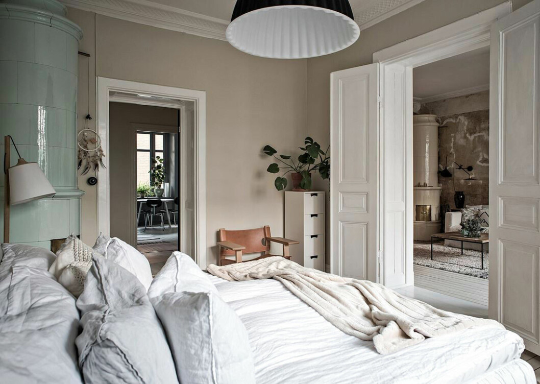 Foto: <a href="https://www.instagram.com/mariasahlander/" target="_blank" rel="noopener">Maria Sahlander</a> för <a href="https://www.instagram.com/bjurfors_goteborg/" target="_blank" rel="noopener">Bjurfors</a>/mäklare: Zara Ek Beigea väggar