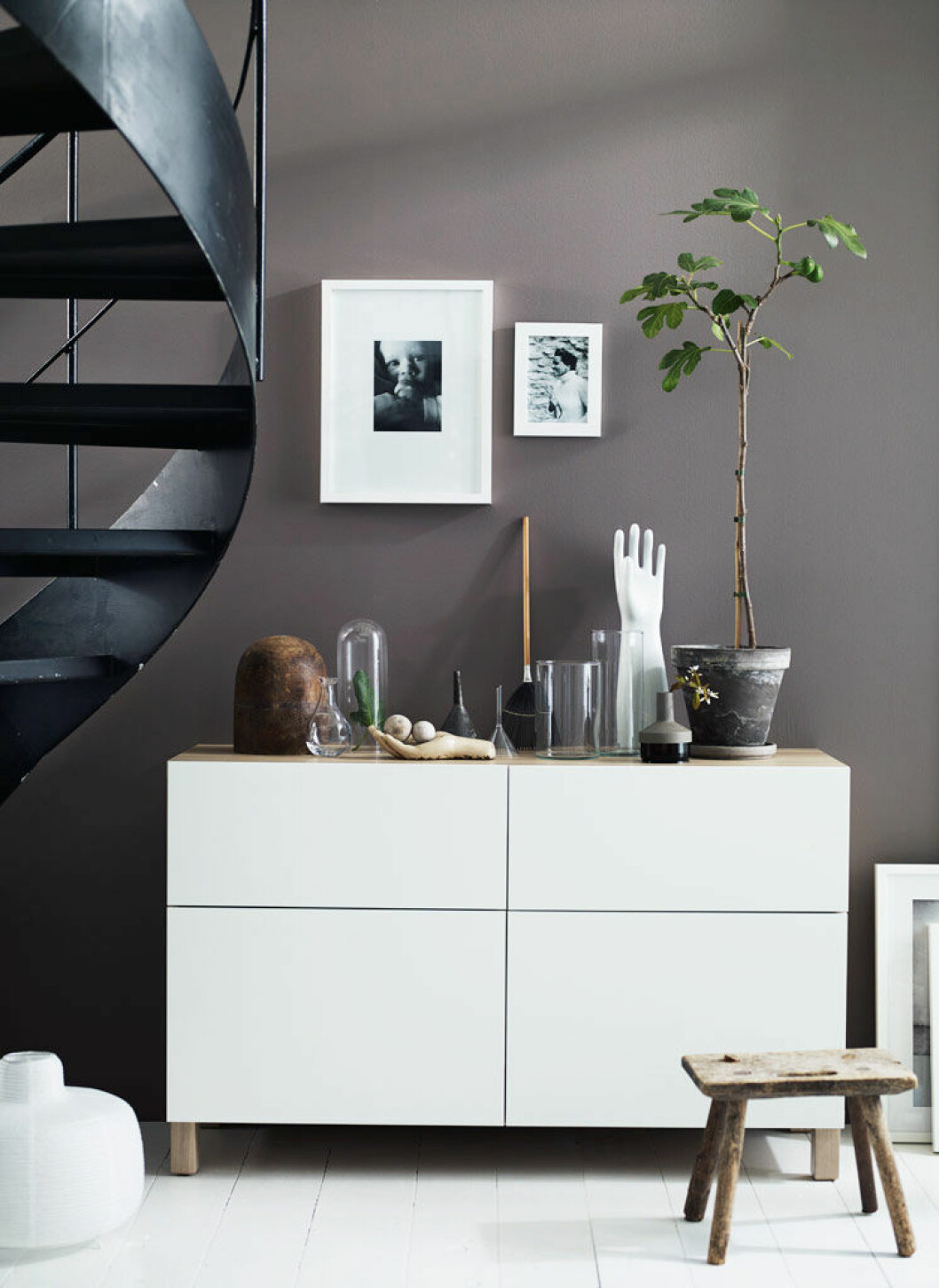 Via: <a href="http://livethemma.ikea.se/forvara-snyggt-med-besta/" target="_blank" rel="noopener">Ikea</a> Ikeas byrå bestå i all sin enkelhet med vita luckor och ljusa träben.