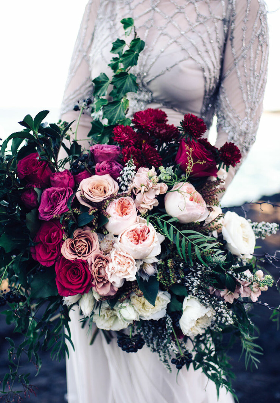 Foto via: <a href="http://theweddingplaybook.com/windswept-seaside-elopement-inspiration/" target="_blank" rel="noopener">The wedding playbook</a> Lägg till grönska för att få en fyllig bukett.