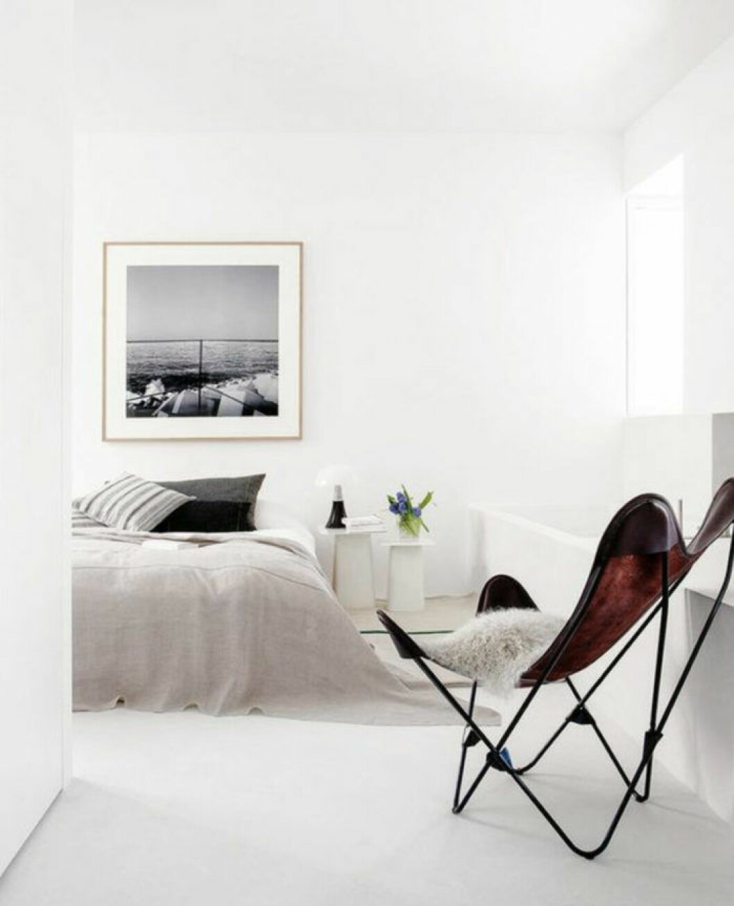 Via: <a href="http://www.homeyohmy.com/minimal-bedrooms/" target="_blank" rel="noopener">Homey Oh My</a> 06. butterfly-sovrum