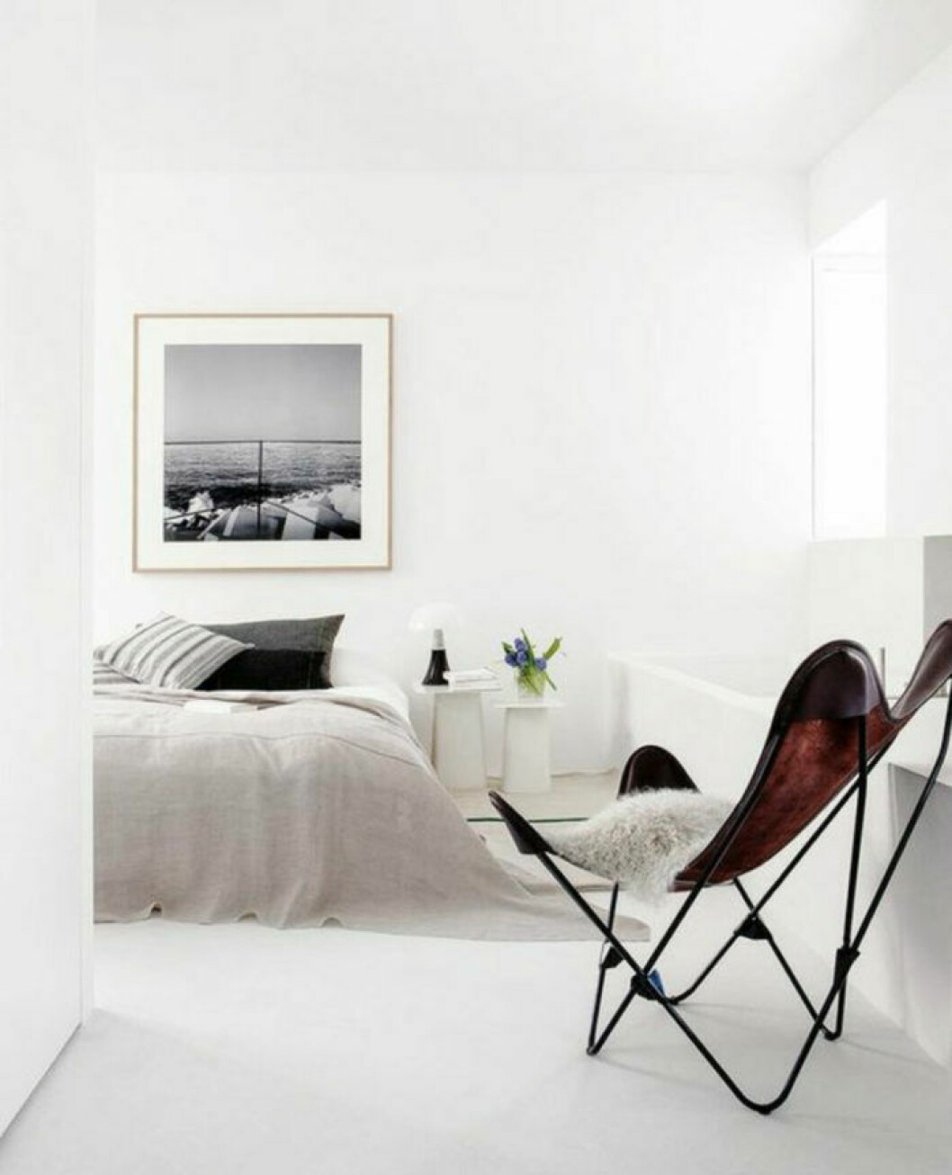 Via: <a href="http://www.homeyohmy.com/minimal-bedrooms/" target="_blank" rel="noopener">Homey Oh My</a> 06. butterfly-sovrum
