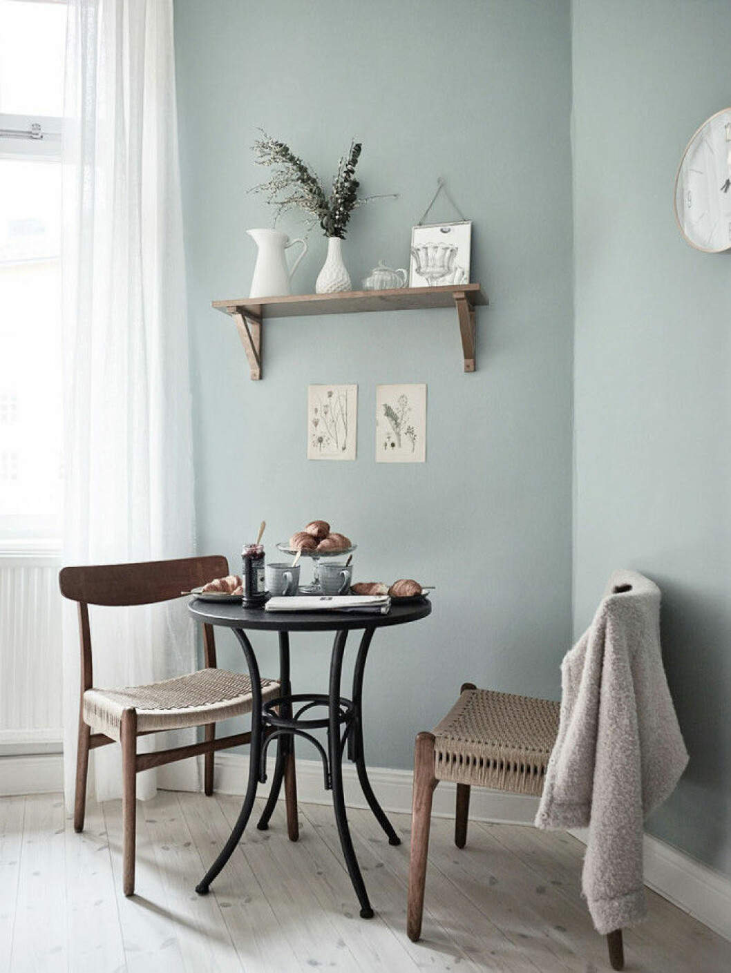 Foto: Fredric Boukari Styling: Jonna Sommarhed för <a href="https://www.instagram.com/historiskahem/" target="_blank" rel="noopener">Historiska hem</a> Öppet hyllplan över matbordet