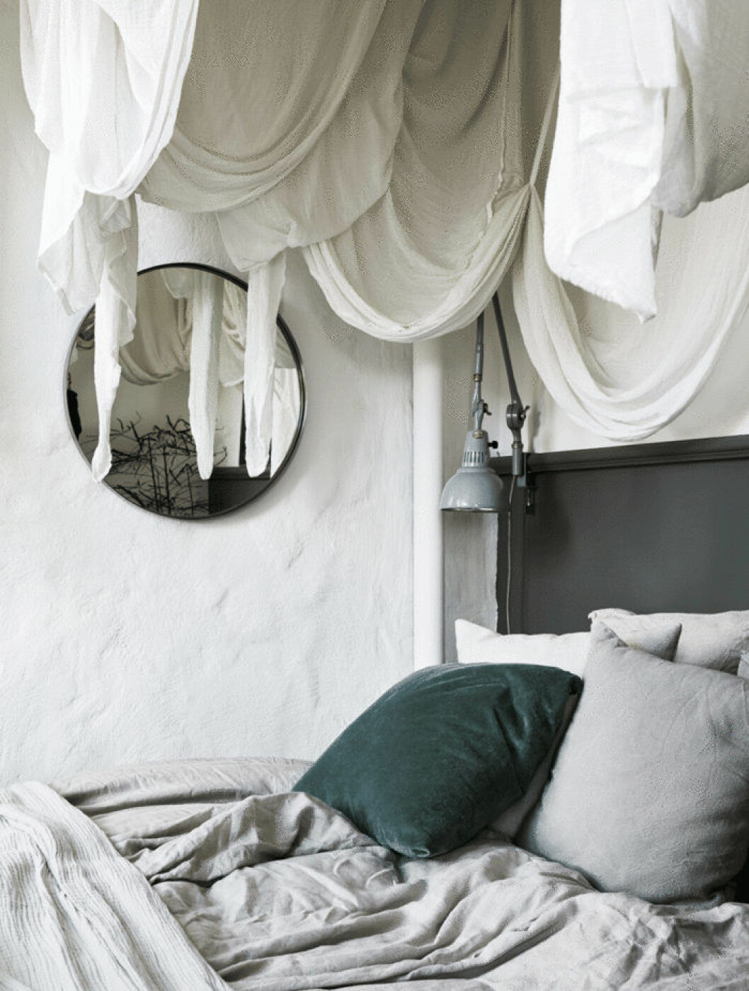 Foto: <a href="http://www.fotografpatricjohansson.com/" target="_blank" rel="noopener">Patric Johansson</a> Styling: <a href="https://www.myricastylist.com/" target="_blank" rel="noopener">Myrica Bergqvist</a> Syns i: ”<a href="https://www.elle.se/decoration/rofylld-och-naturnara-oas-pa-47-kvadrat-i-stockholm/" target="_blank" rel="noopener">Rofylld och naturnära oas på 47 kvadratmeter</a>” Avgränsa sovplatsen med en bohemisk sänghimmel.