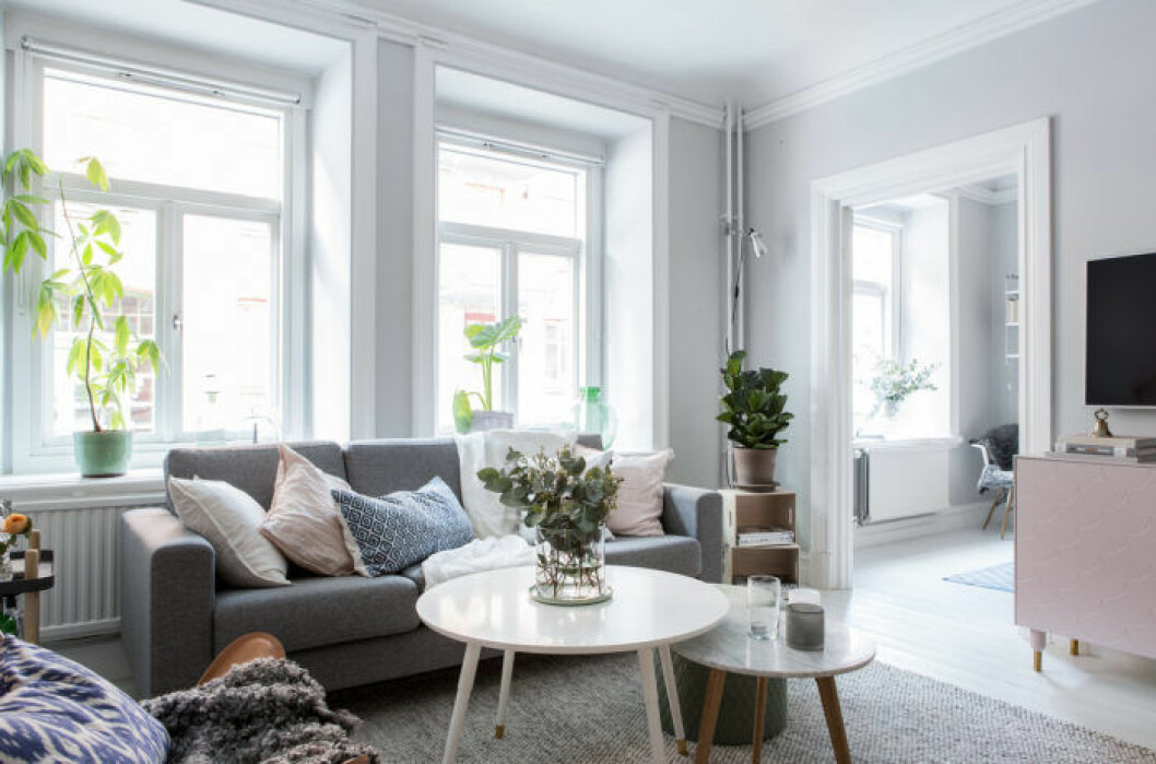 Foto: Cim Ek för <a href="https://www.instagram.com/alvhem/" target="_blank" rel="noopener">Alvhem</a>/mäklare: Sara Wibréus Vardagsrum utan gardiner för luftig känsla