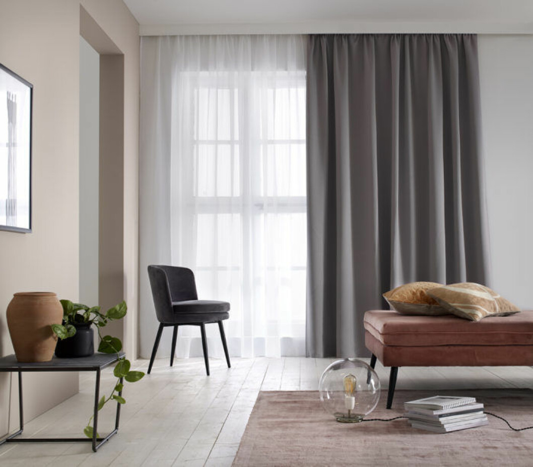 Foto: <a href="https://www.ellos.se/hem-inredning" target="_blank" rel="noopener">Ellos Home</a> Vardagsrum med gardiner, dagbädd, rosa matta. Ellos Home, våren 2018.