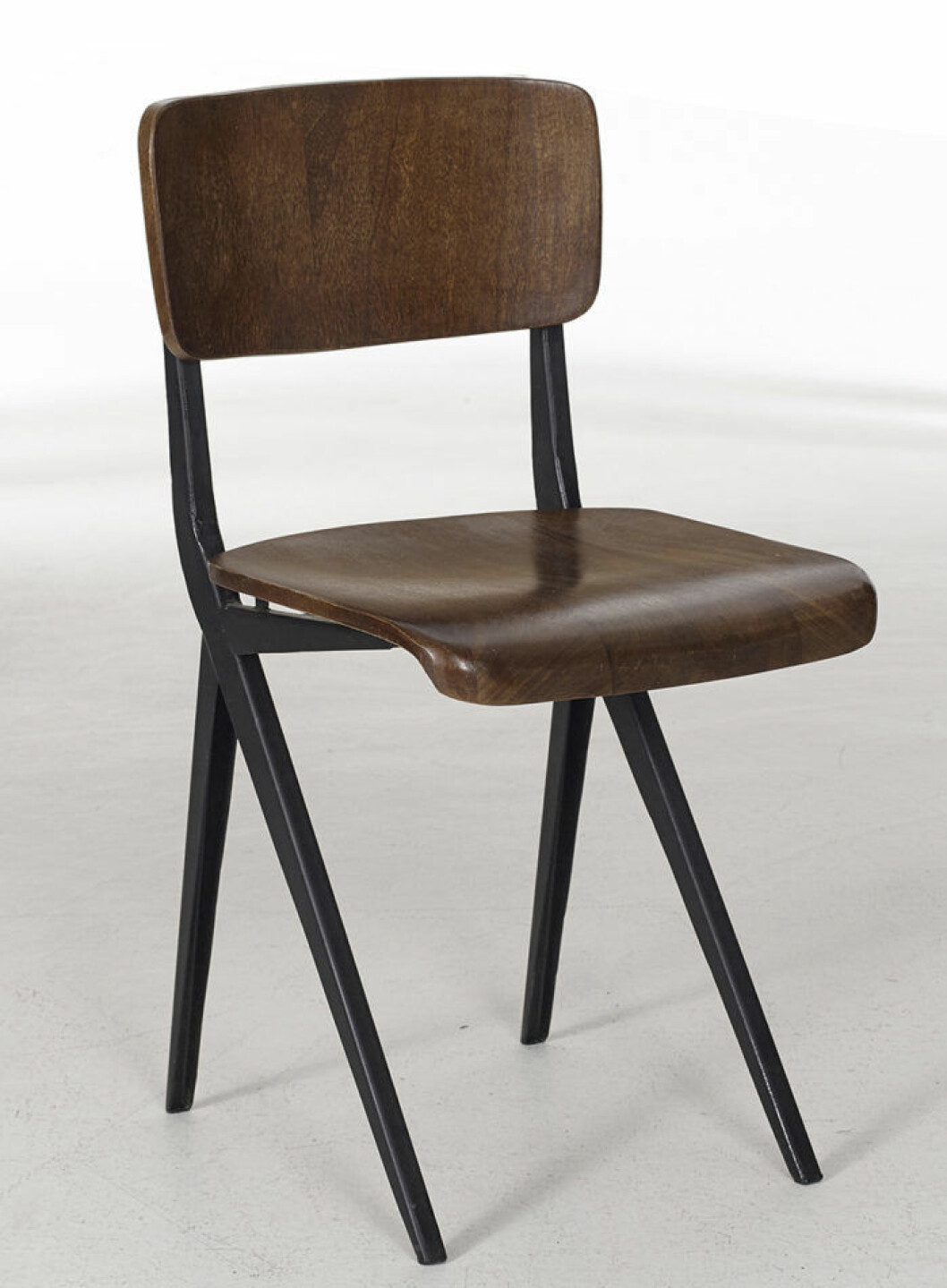 Stol i mörkt trä från Ellos Homes vintagekollektion
